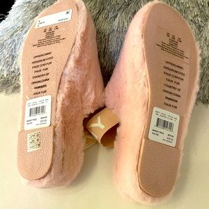 DKNY luxurious Slippers